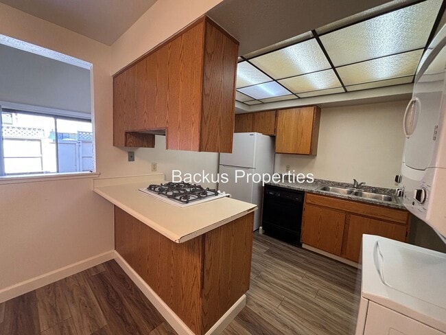 Building Photo - Private townhouse style condo facing grass...