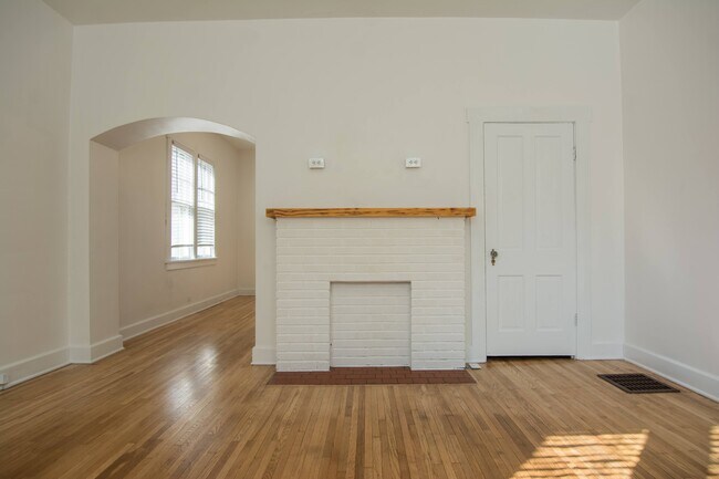Building Photo - 145 E 7th St