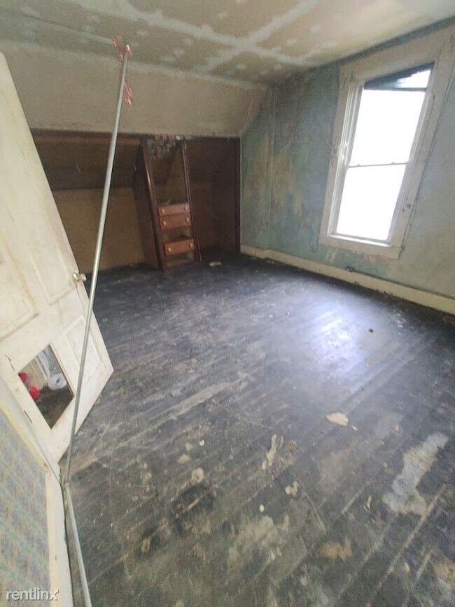 Building Photo - 4 br, 2 bath House - 309 South Pleasant St...