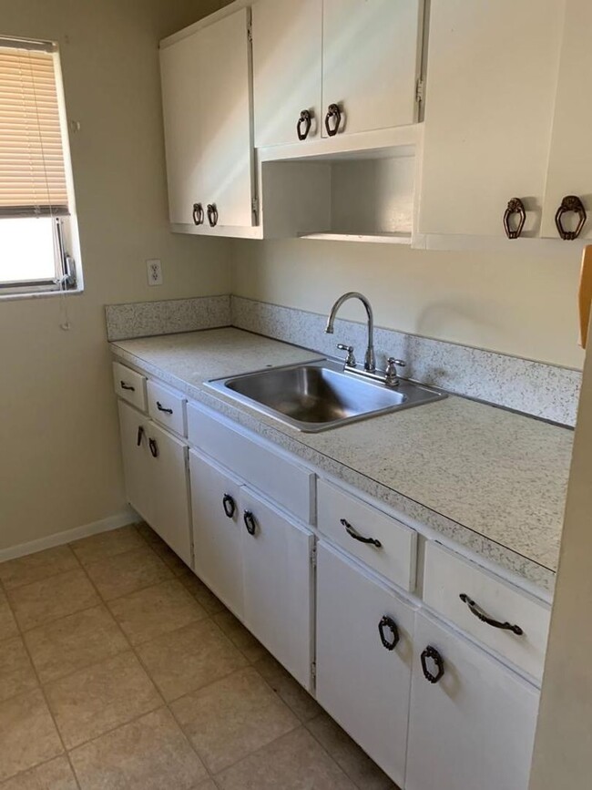 Building Photo - Nice 2 Bed 1 Bath, Unit Located in Quiet S...