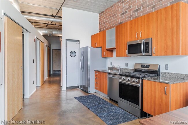 Building Photo - 333 E Parent Ave