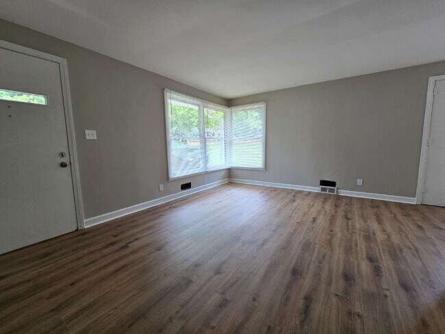 Building Photo - Newly Renovated Ranch Home