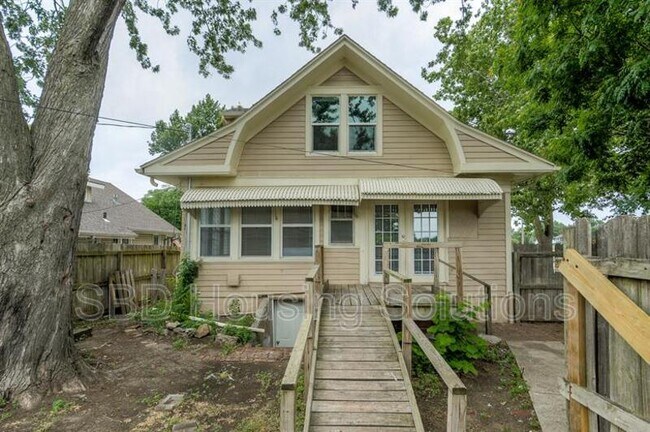 Building Photo - 133 E Ruby Ave