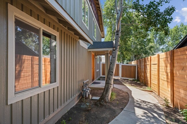 Building Photo - Newly updated townhome in beautiful Redmon...