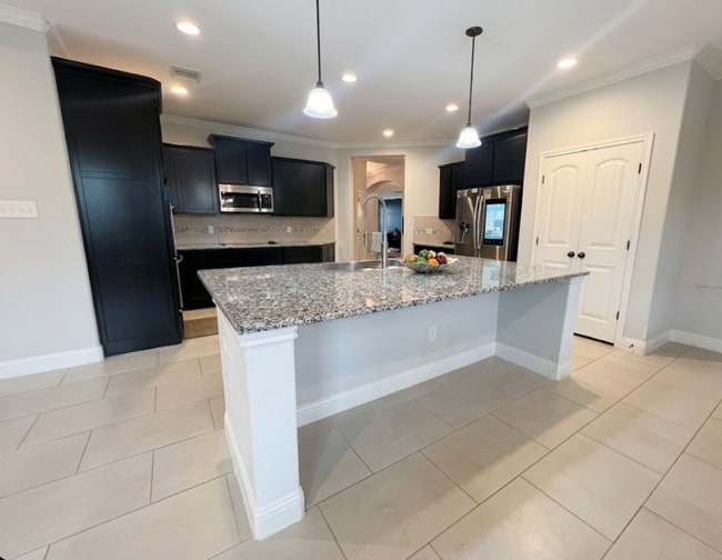 Building Photo - AVAILABLE NOW!