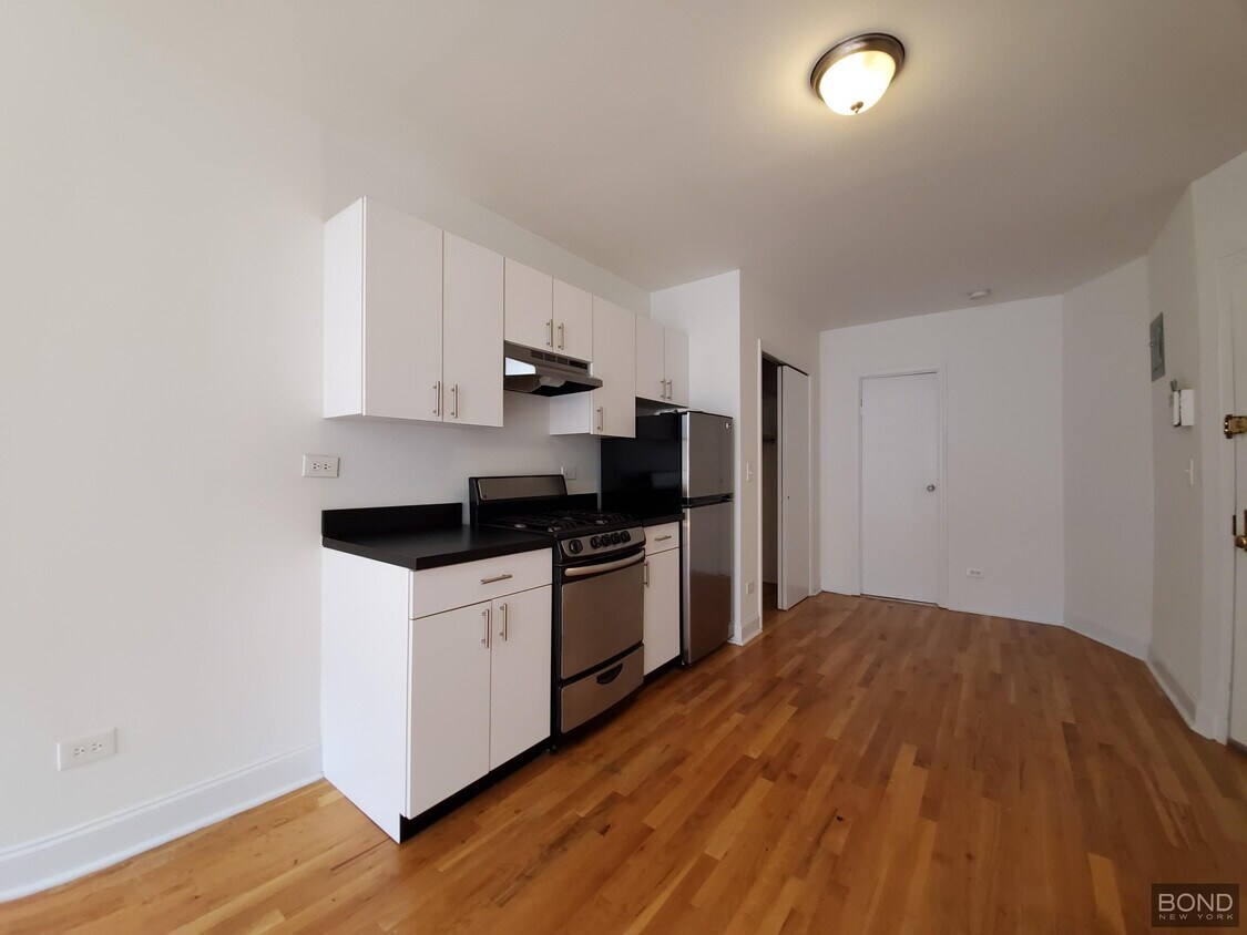 Building Photo - 226 E 89th St