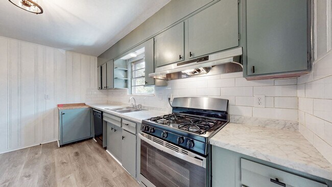 Building Photo - Hikes Point 3 Bed/2 Bath with Basement & Fenced-in Yard