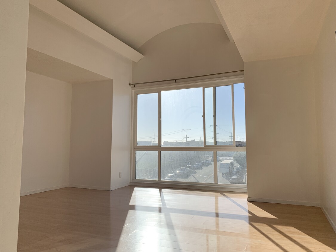 Living Room - 950 Quintara St