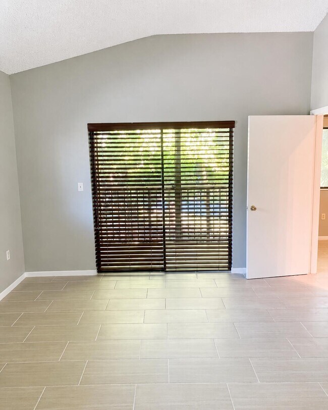 Foto del edificio - 2550 SW 18th Terrace