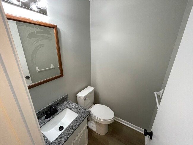 Foto del edificio - 17-21 Seminole Drive Tri-Plex