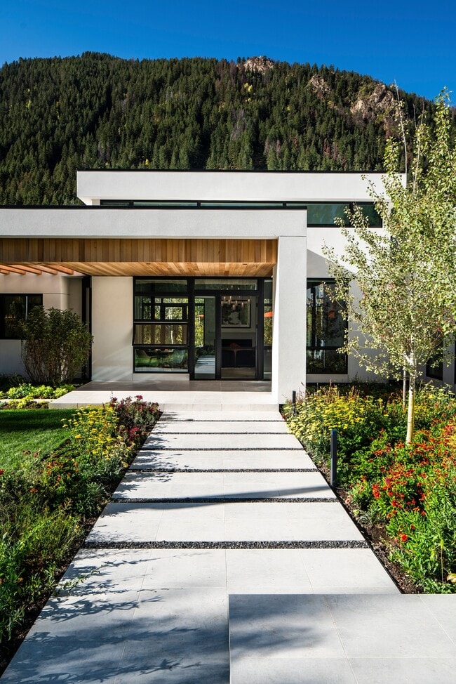 Building Photo - 1411 Crystal Lake Rd