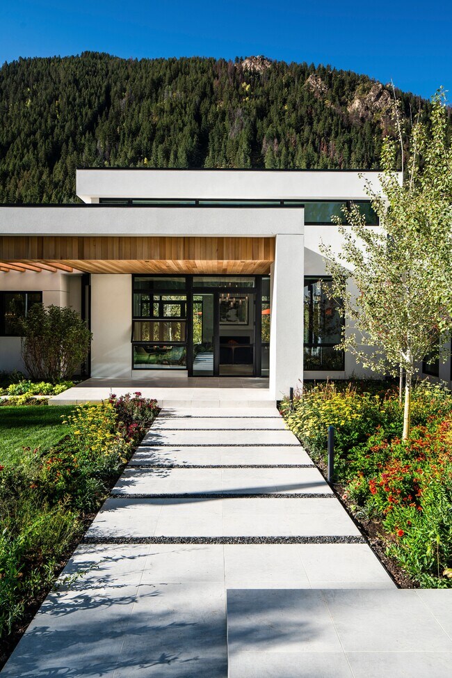 Foto del edificio - 1411 Crystal Lake Rd