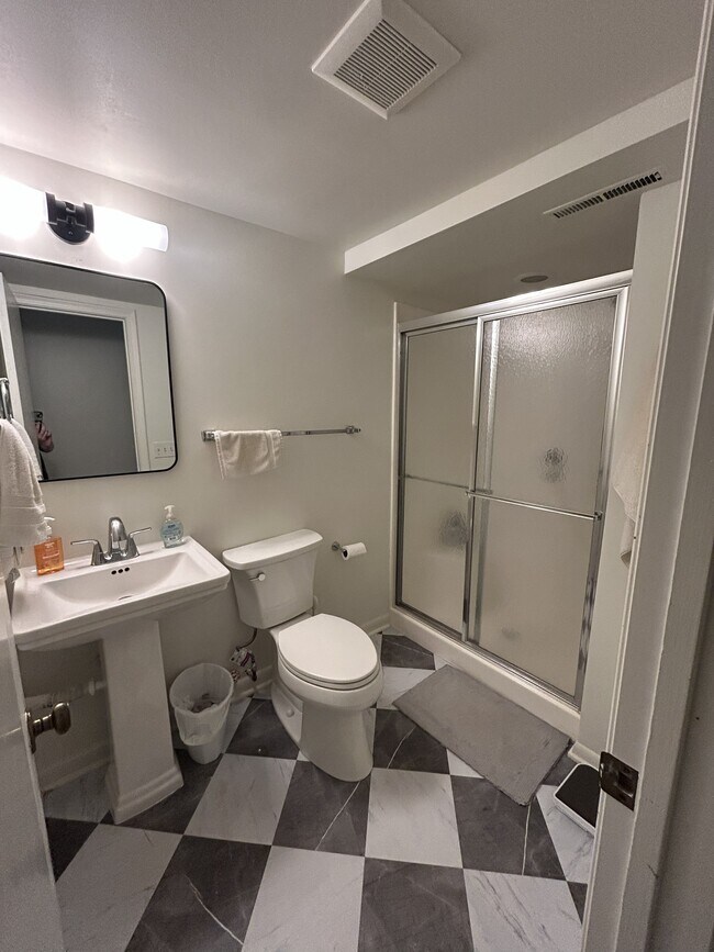 Baño privado - 2615 S 99th Ave