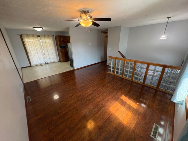 Foto del edificio - Spacious Single-Family Home with Fenced Backyard & Attached Garage