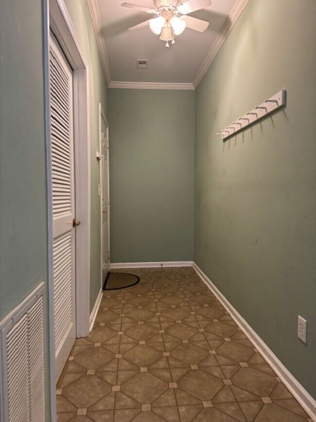 Foto del edificio - Spacious Condo in Knollwood – Pool, Gym an...