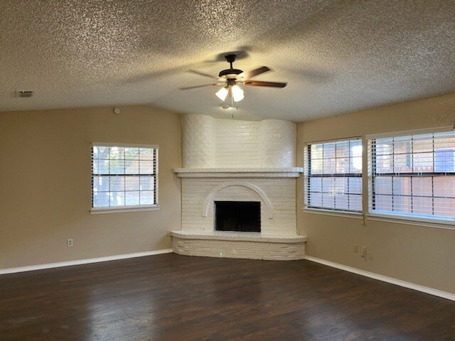 Building Photo - Spacious 2 bed 2 bath townhome!
