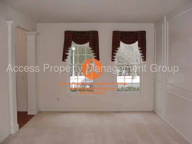 Building Photo - 4 Bed Home in Forest Hills Northern