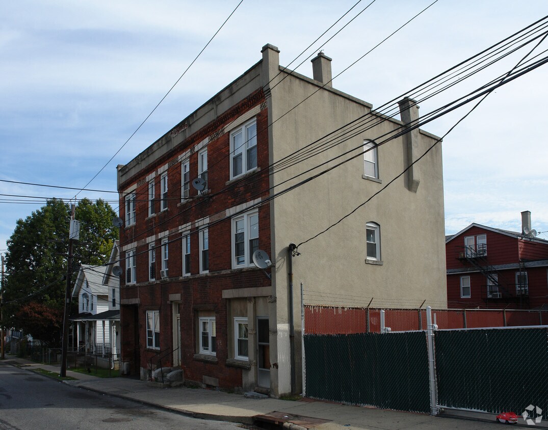 Building Photo - 49 Oak St
