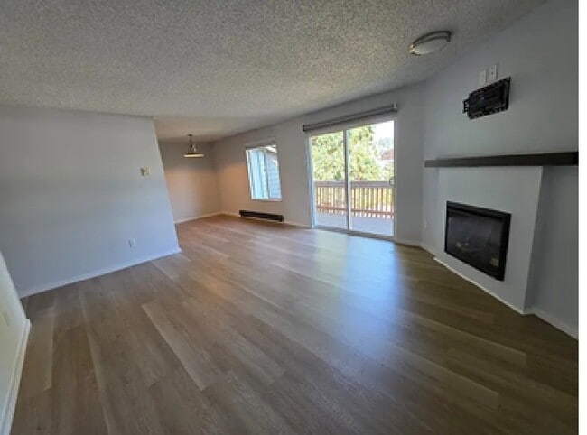 LIVING - 214 Portland Ct SW