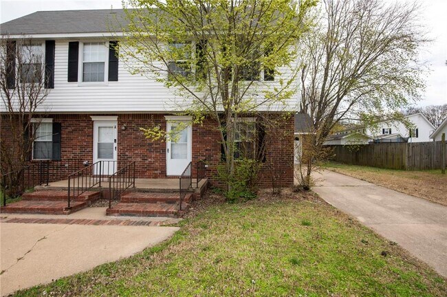 Building Photo - 1404 Camellia Dr