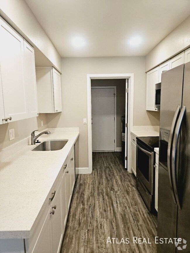 Building Photo - 2826 E Capri Cir