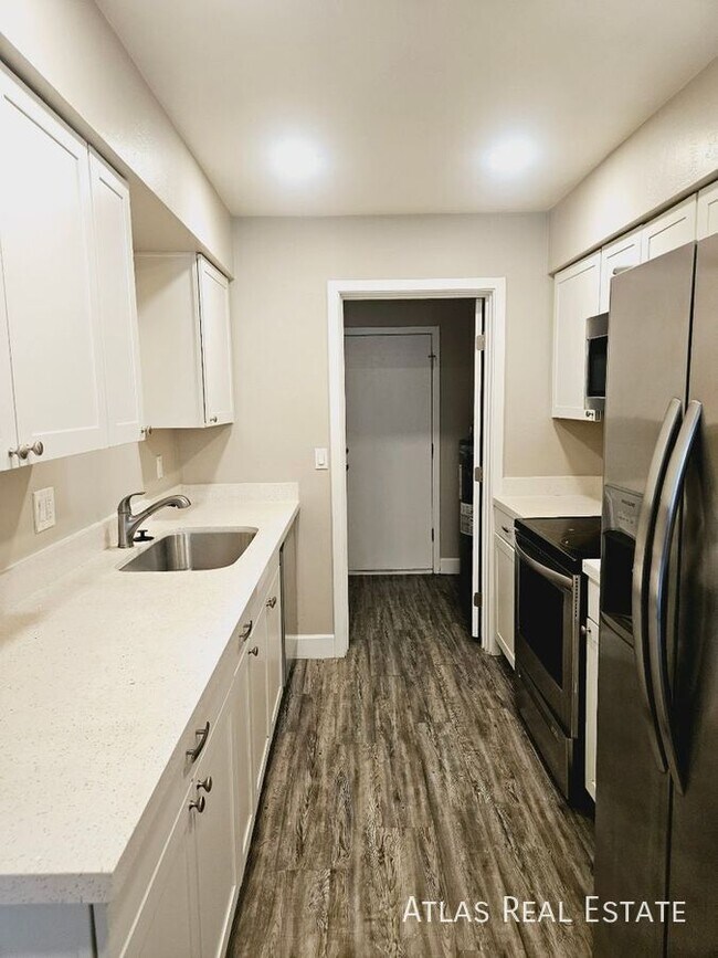 Building Photo - 2826 E Capri Cir