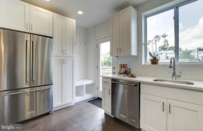 Foto del edificio - 709 Hamilton St NW