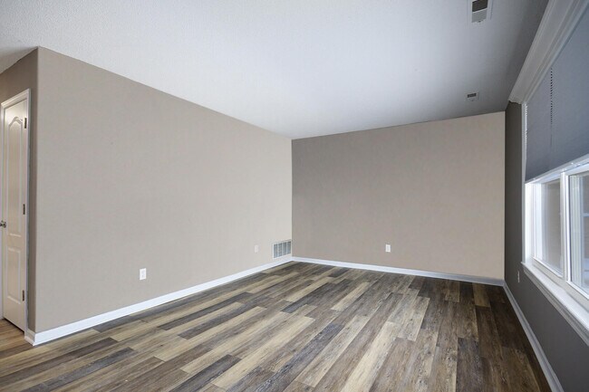 Foto del edificio - 2301 Primrose Dr