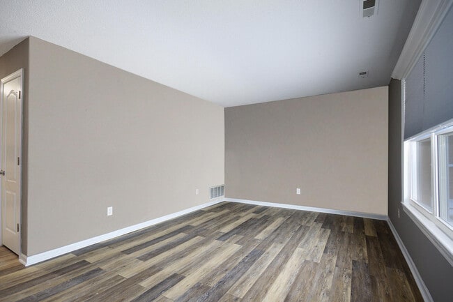 Building Photo - 2301 Primrose Dr