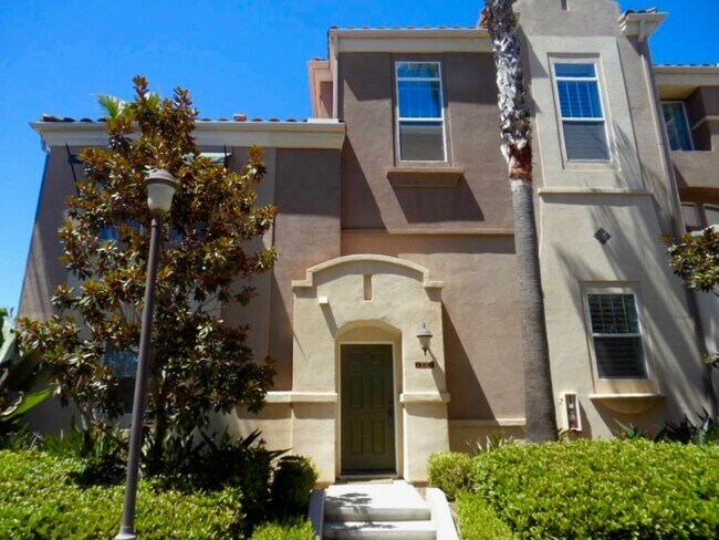 Foto del edificio - Liberty Station - Tri-Level 3bd/3.5bth Townhouse with Attached 2 Car Garage & Washer/Dryer!