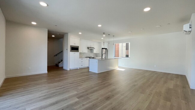 Building Photo - Newer Construction Luxury Townhouse near D...