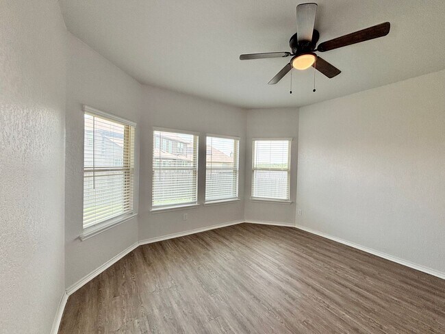 Foto del edificio - 1 Story Home with 4 Bedrooms!