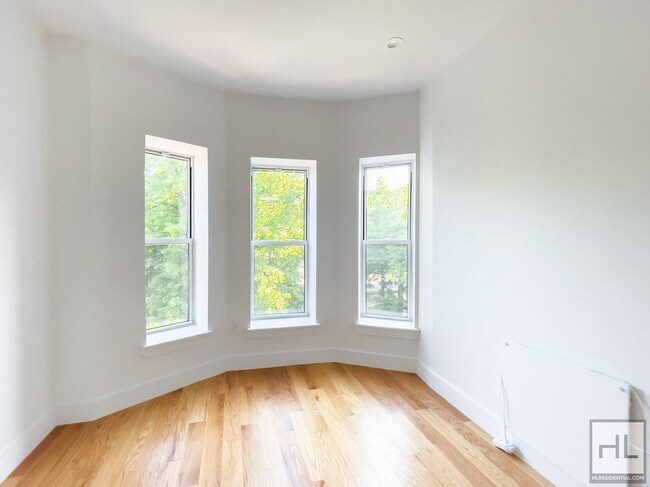 Foto del edificio - CROWN HEIGHTS / Amazing Sunlit 3-Bed 2-Bath