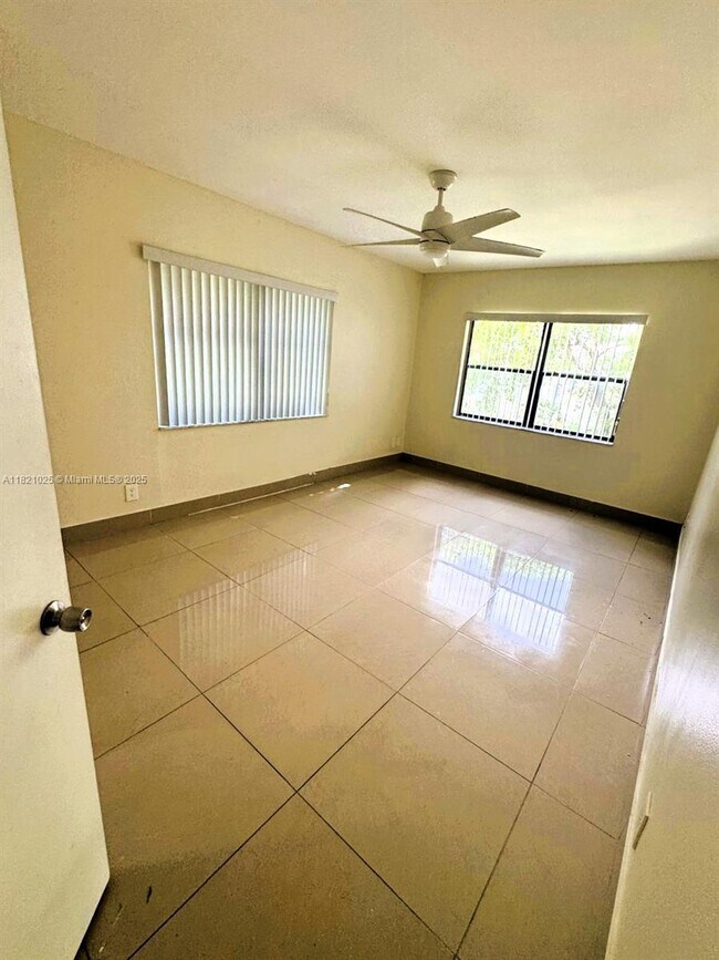 Foto del edificio - 8290 Lake Dr