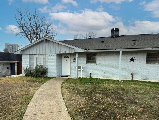 Foto del edificio - 7528-7528 Thistle Ln