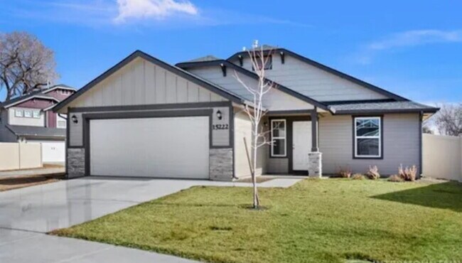 Building Photo - "Charming 3-Bed, 2-Bath Home with Spacious...