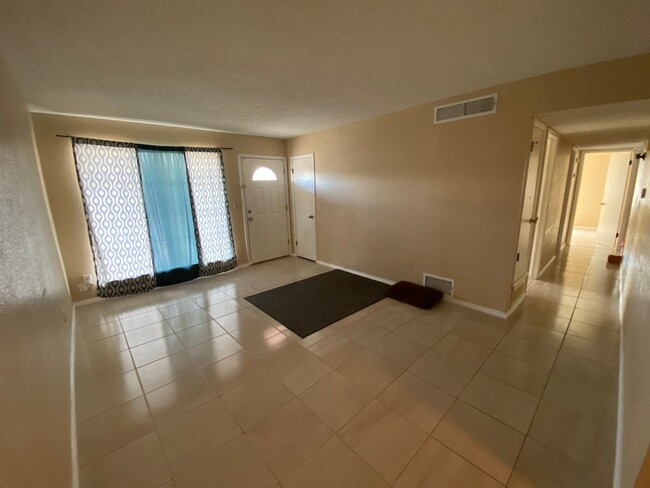 Building Photo - Eastside home for rent