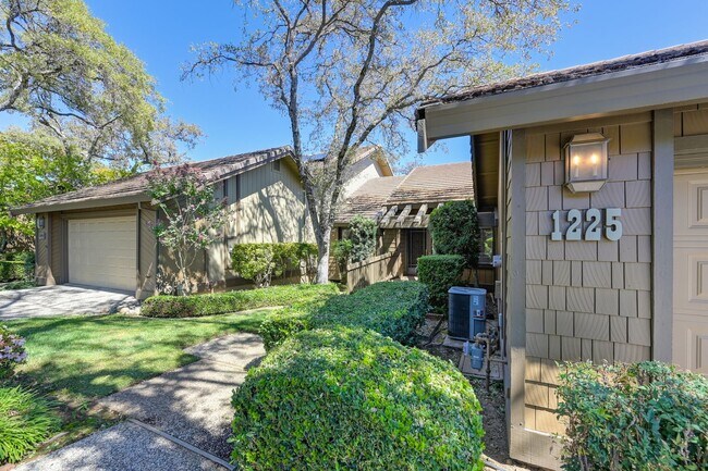 Building Photo - South Auburn Gem! Stylish 2BR Townhome in ...