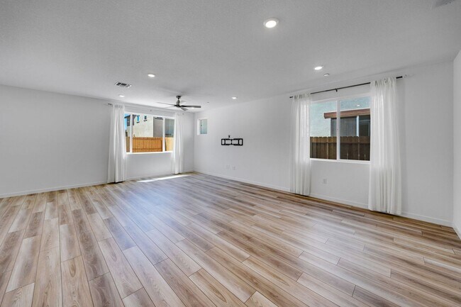 Foto del edificio - Brand-New 4-Bedroom Home with Loft and Modern Upgrades!