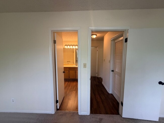Building Photo - 3BD/2B Townhouse in New Wood Valley