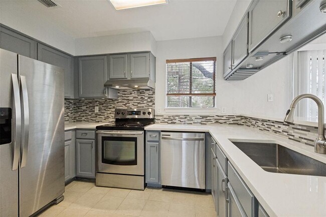 Foto del edificio - 6810 Deatonhill Dr