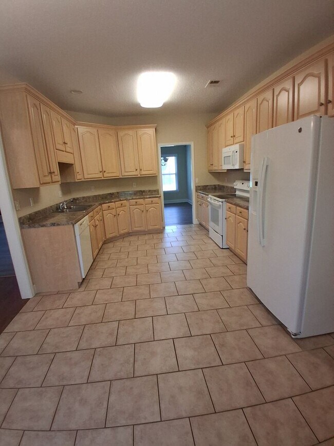 Building Photo - Beautiful 4-bedroom 2 bath home 69S Tuscaloosa