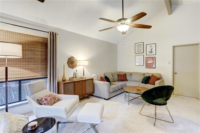 Foto del edificio - 7122 Wood Hollow Dr