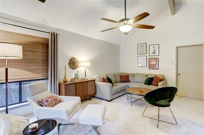 Building Photo - 7122 Wood Hollow Dr