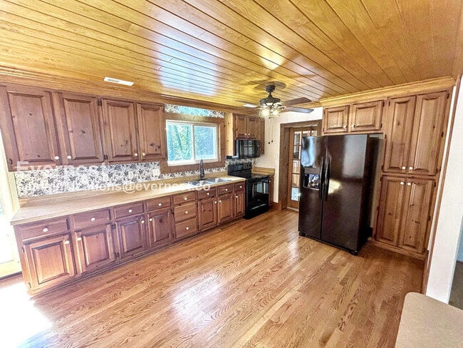 Building Photo - 5631 Swan Dr