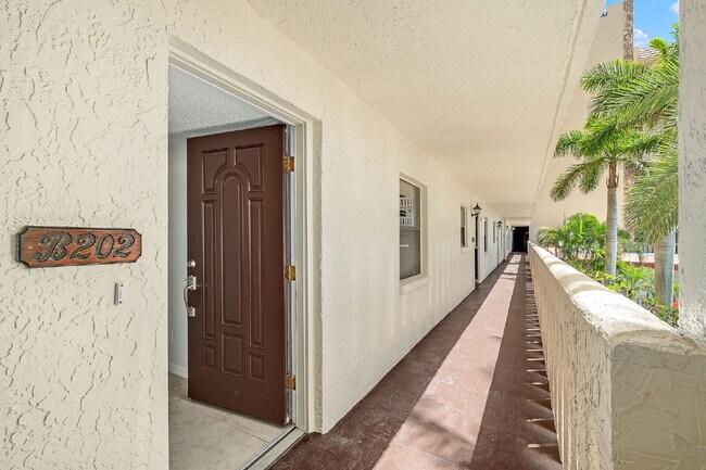 Building Photo - 1/1 Oceanfront condo with resort-like amenities!
