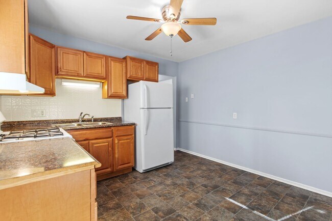 Foto del edificio - MOVE IN READY 2Bed 1Bath Duplex in St. Charles!
