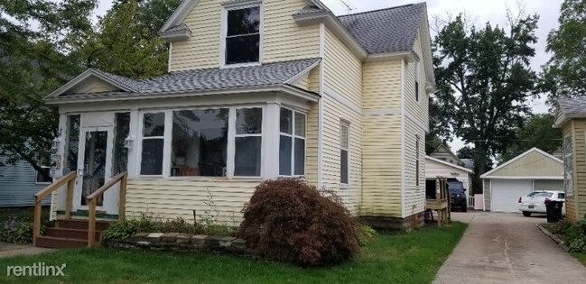 Foto del edificio - 2 br, 1 bath Apartment - 300-1/2 W. 13th St.