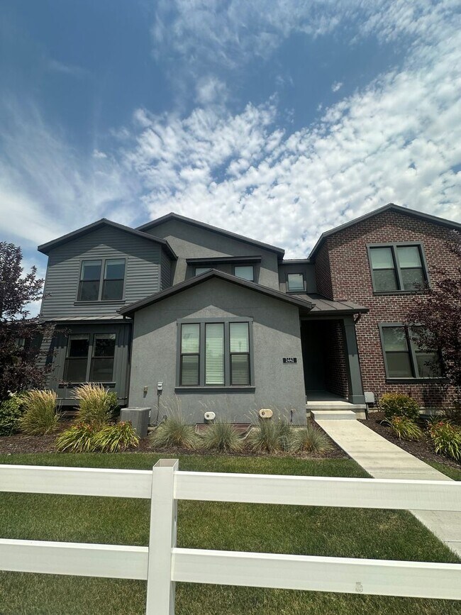 Foto del edificio - Gorgeous Townhome!!!