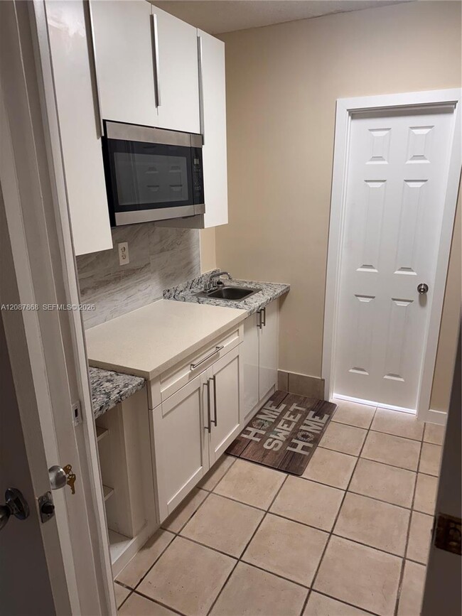 Building Photo - 9900 W Calusa Club Dr